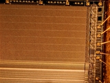 Ein EPROM (Erasable Programmable Read-Only Memory) ist ein nichtflüchtiger Speicherbaustein, der ab den 1970er Jahren in Computern eingesetzt wurde. Das gespeicherte Programm kann durch ultraviolettes Licht (Wellenlänge ca. 253,7 nm) wieder gelöscht werden. Deshalb besitzt der EPROM-Chip ein lichtdurchlässiges Quarzfenster, durch das ich hier fotografiert habe. Nach mehrminütiger UV-Bestrahlung ist der Speicher vollständig gelöscht und kann neu programmiert werden. Heute wird diese Technik nicht mehr benutzt. 